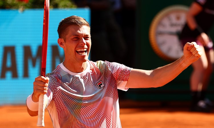 Neal Skupski celebrates winning the Mutua Madrid Open 2022