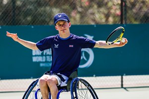 Quad wheelchair player Oliver Cox hitting a backhand slice on court