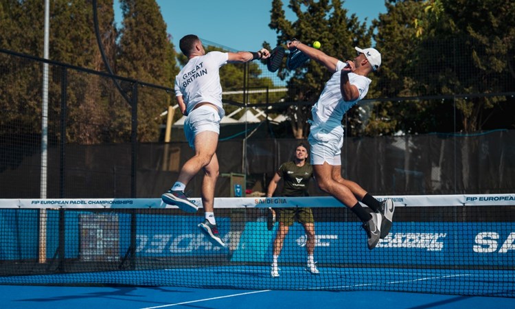 Christian Medina Murphy and Louie Harris jumping for a smash at the European Pael Championships