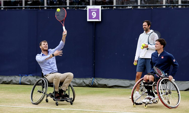 Jamie Murray gets a taste of wheelchair tennis with former Paralympic champion Gordon Reid